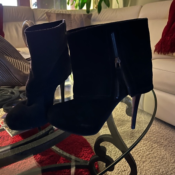 RM’s designer shoes. Sizes 6.5-7. Like new. Priced to sell make me an offer - Picture 3 of 5